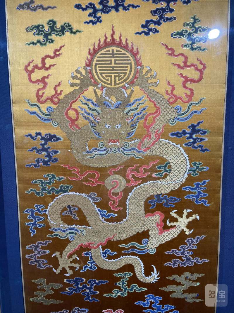 清乾隆 杏黄地云龙纹妆花缎条屏 - 图4